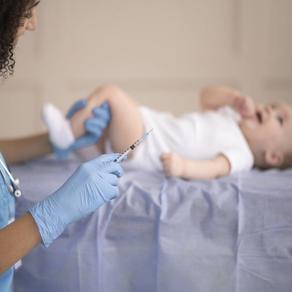 صورة لطفل يالقى تطعيم
