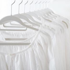 دليل التنظيف للملابس البيض