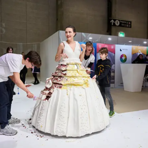 فستان زفاف مصنوع من الكعك قابل للارتداء والأكل - الصورة من موقع موسوعة غينيس