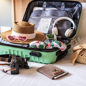 أغراض أساسية في حقيبة السفر