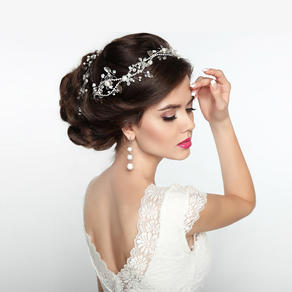 أجمل تسريحات شعر عروس 2024 مرفوعة ومنسدلة - Shutterstock