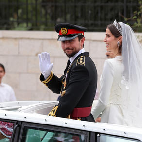 الأمير الحسين والأميرة رجوة Crown Prince Hussein and his wife Saudi Rajwa al-Seif (مصدر الصورة :  Khalil MAZRAAWI / AFP)