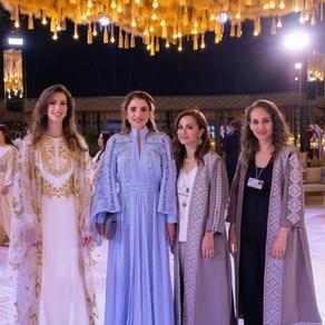 الملكة رانيا العبدالله تتوسط الأميرة رجوة الحسين، والمصممتين علا بدران وفرح حجازي