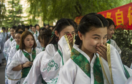 سحر التقاليد يطغى على حفل تخرج الطلاب في الصين
