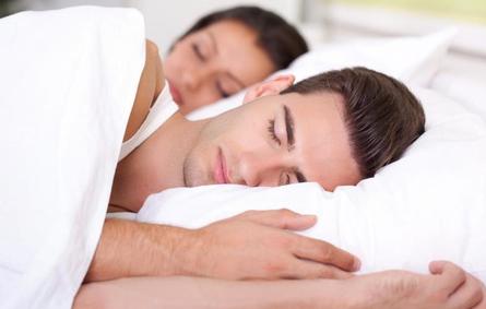 بالفيديو: أفضل وضعيّة نوم لحماية الظهر والرقبة