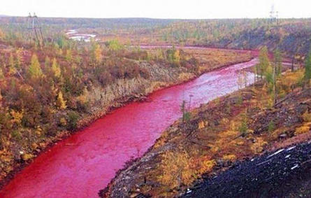 نهر روسي يتحول إلى لون الدم.. والوزارة تحقق
