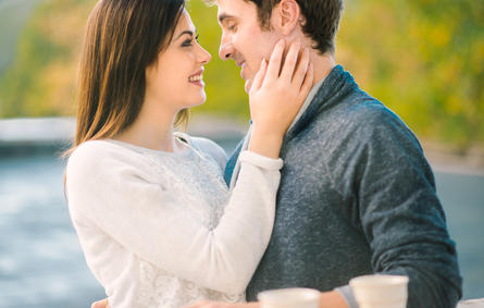 5 إشارات تدل على رغبة زوجك في إقامة علاقة حميمة