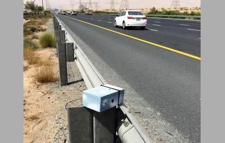 في دبي: رادار «مخفي» يرصد متجاوزي كتف الطريق