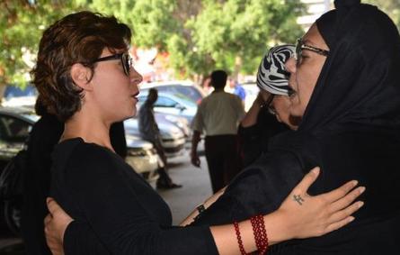 منّة شلبي تواسي ناهد فريد شوقي في جنازة زوجها
