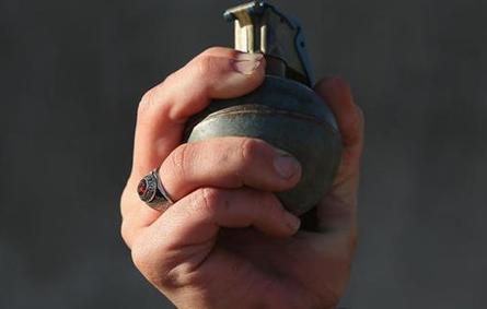 طفل يحمل (قنبلة يدويَّة) إلى المدرسة للمشاركة في درس عن الحرب