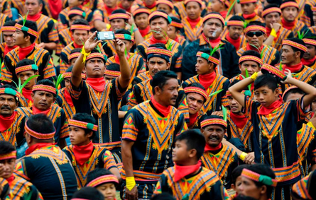 بالصور.. 10 آلاف شخص أندونيسي يحتجون بالرقص