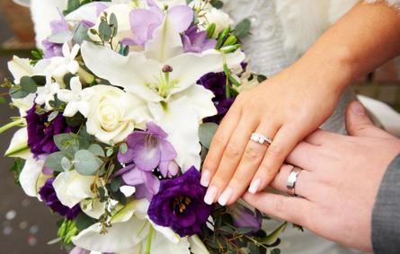 عروس تستبدل أزهار الزفاف التقليدية بـ«جراء ملونة»