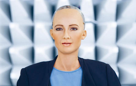 تعرفوا الى الروبوت "صوفيا"  شبيهة " أودري هيبورن" ... وهذه هي قصتها