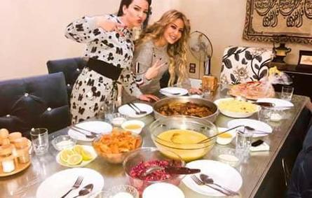 بالصورة.. ليليا الأطرش وصفاء سلطان تعدّان العشاء بعد يوم تصوير طويل