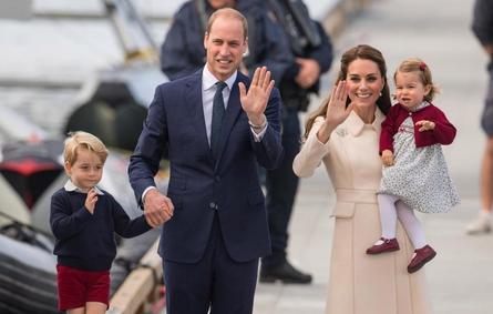 الأمير ويليام وعائلته في لقطة "ميلادية" مميزة.. والأميرة شارلوت الى روضة الأطفال
