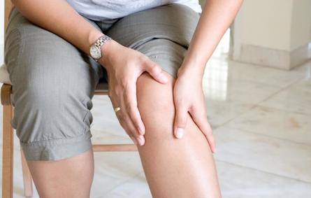 10 وسائل طبيعية للحدّ من ألم الركبة