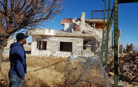 بالصور: الفنان قاسم ملحو تفقّد منزله في سوريا بعد غياب 7 سنوات فكانت الكارثة