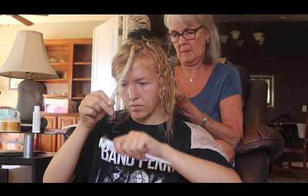 فيديو.. فتاة تفك جدائل شعرها بعد 3 سنوات على مدى 5 أيام!
