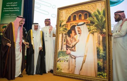 بالصور: الملك سلمان يدشن منصة المساعدات الإنسانية السعودية