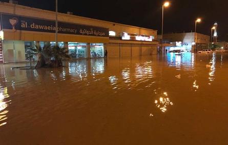 صور.. شوارع سكاكا تغرق بمياه الأمطار