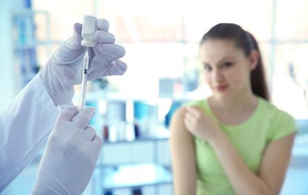 سرطان عنق الرحم: هل أصطحب ابنتي المراهقة إلى الطبيب لتلقّي اللقاح؟