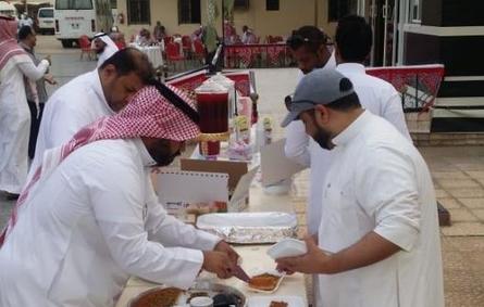 بالصور.. متطوعون يزرعون البهجة في نفوس مسنين في مكة
