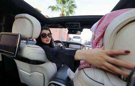 السائقة الأولى: فيديوهات لنساء تقدن السيارة للمرة الأولى في السعودية