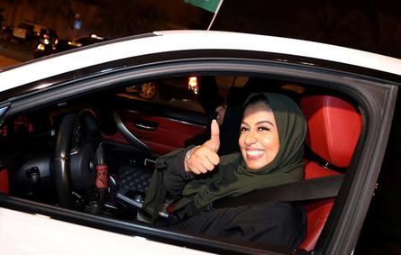 بالفيديو.. أول سعودية تدخل التاريخ وتقود سيارة «أوبر» في جدة