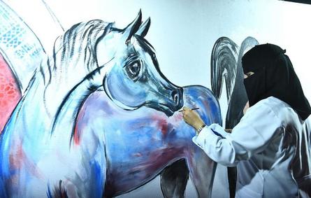 بالصور: 50 رساماً ينهون تصميم أكبر جدارية تشكل اسم «سوق عكاظ»