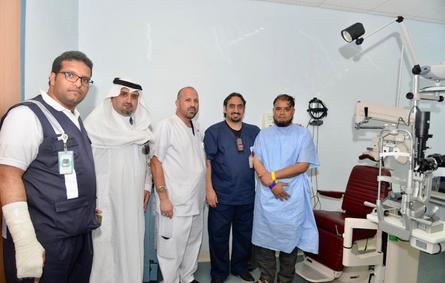 إعادة النظر لبرفيسور عيون باكستاني قبل أداء فريضة الحج بمدينة الملك عبدالله الطبية
