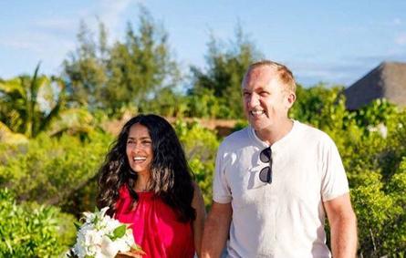 صور: سلمى حايك تحتفل بزفافها "المفاجئ" في جزيرة بورا بورا