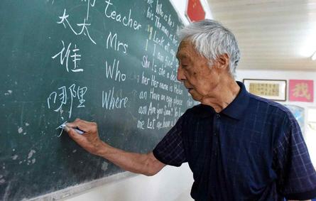 عمره 91 سنة ويهب حياته للتعليم!