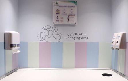 منطقة مخصّصة للرضاعة الطبيعية والعناية بالأطفال في مطار الرياض