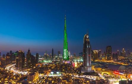 فيديو: "دبي مول" يحتفي باليوم الوطني السعودي برقصات النافورة وأضواء برج خليفة