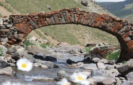 شاهد: لصوص يسرقون «جسراً تاريخياً» عمره 300 عام في تركيا