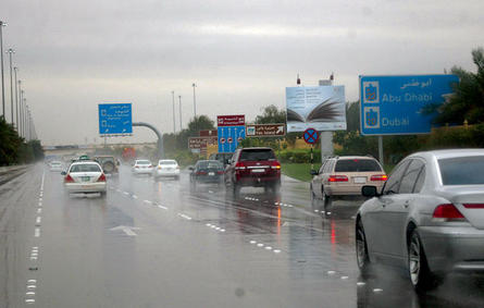 شرطة أبوظبي تُطبّق غرامة مالية على من يصوّر الأمطار أثناء القيادة