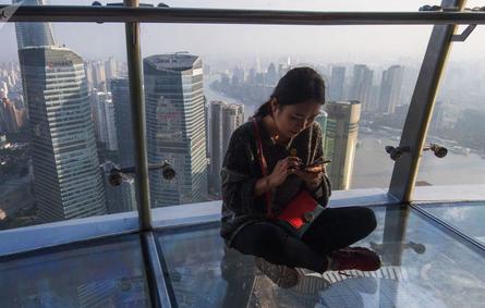 في الصين: هذا ما حصل لامرأة استخدمت هاتفها الذكي لمدة أسبوع بدون توقف