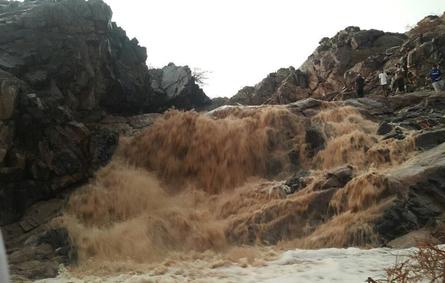 غرقا بسبب السيول.. انتشال جثتين من وادي عمير شرق مكة