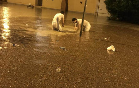 شباب يتطوعون لتنظيف فتحات تصريف المياه بشوارع الرياض