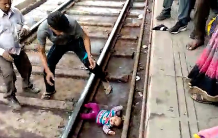 وقعت من يد أمها أثناء سير القطار.. فماذ حدث لها؟؟