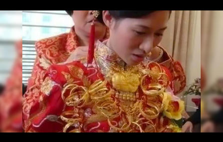 بالفيديو: عريس يهدي عروسته وزنها ذهباً