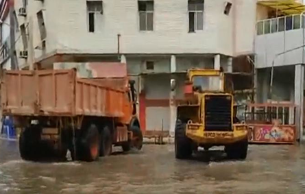 فيديو.. عاملان عراقيان يكافحان مياه الفيضانات بطريقة طريفة في بغداد