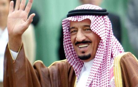 سعوديون وسعوديات يبايعون الملك سلمان بذكرى البيعة