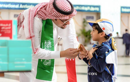 سعوديون يشاركون في الاحتفال باليوم الوطني البحريني