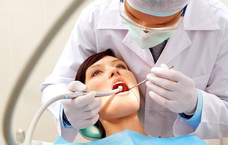 طبيب أسنان يكشف على رحم سيدة بدلاً من أسنانها
