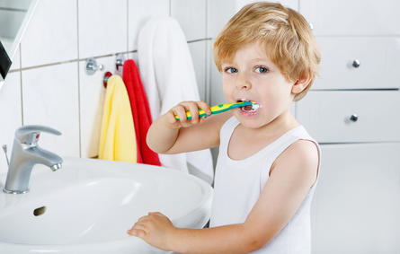 ما هي مخاطر الإسراف في استخدام معجون الأسنان لطفلك؟