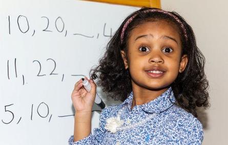 شاهد: طفلة الأربع سنوات تدخل مجموعة مينسا الأكثر ذكاء