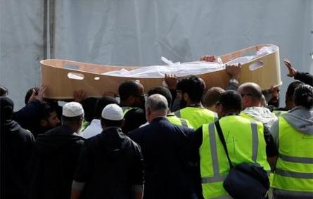 نيوزلندا تشيع جثامين اثنين من شهداء مجزرة كرايست شيرش