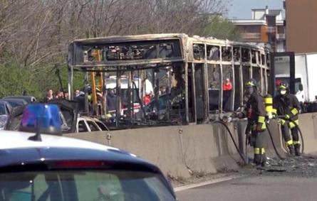 في إيطاليا: سائق حافلة مدرسية كاد أن يحرق 51 طالبًا