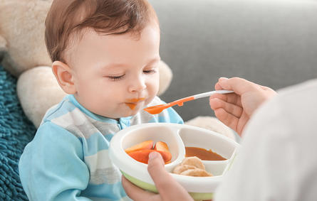 طعام طفلك في الشهر الرابع يرتبط برغبته واهتمامه!